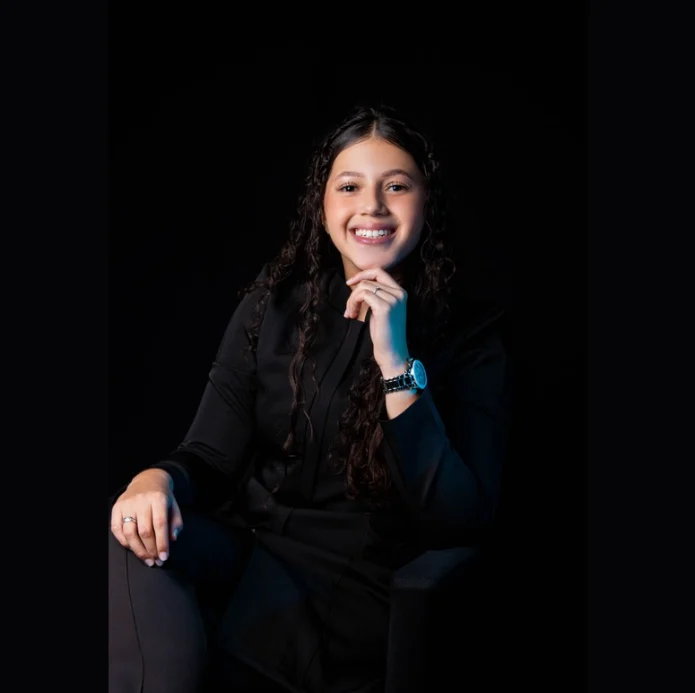 Dra. Vitória Abreu em retrato profissional